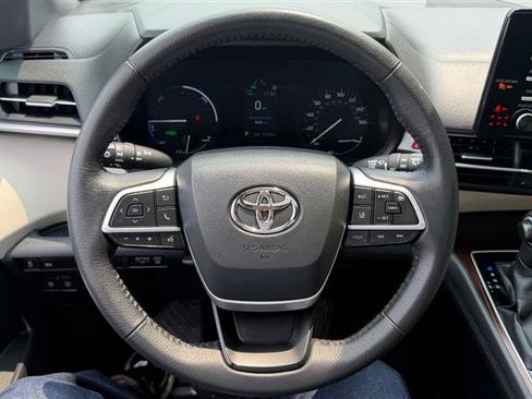 Used 2023 Toyota Sienna XSE FWD image 37