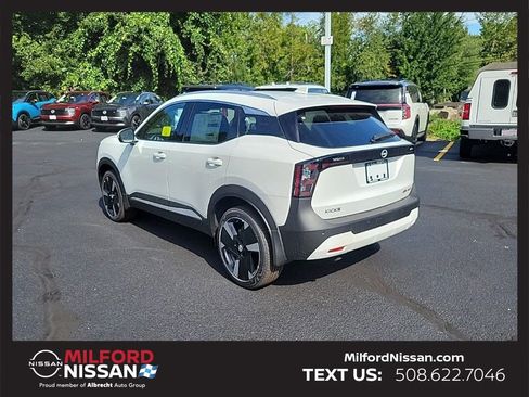 Used 2025 Nissan Kicks SR image 3