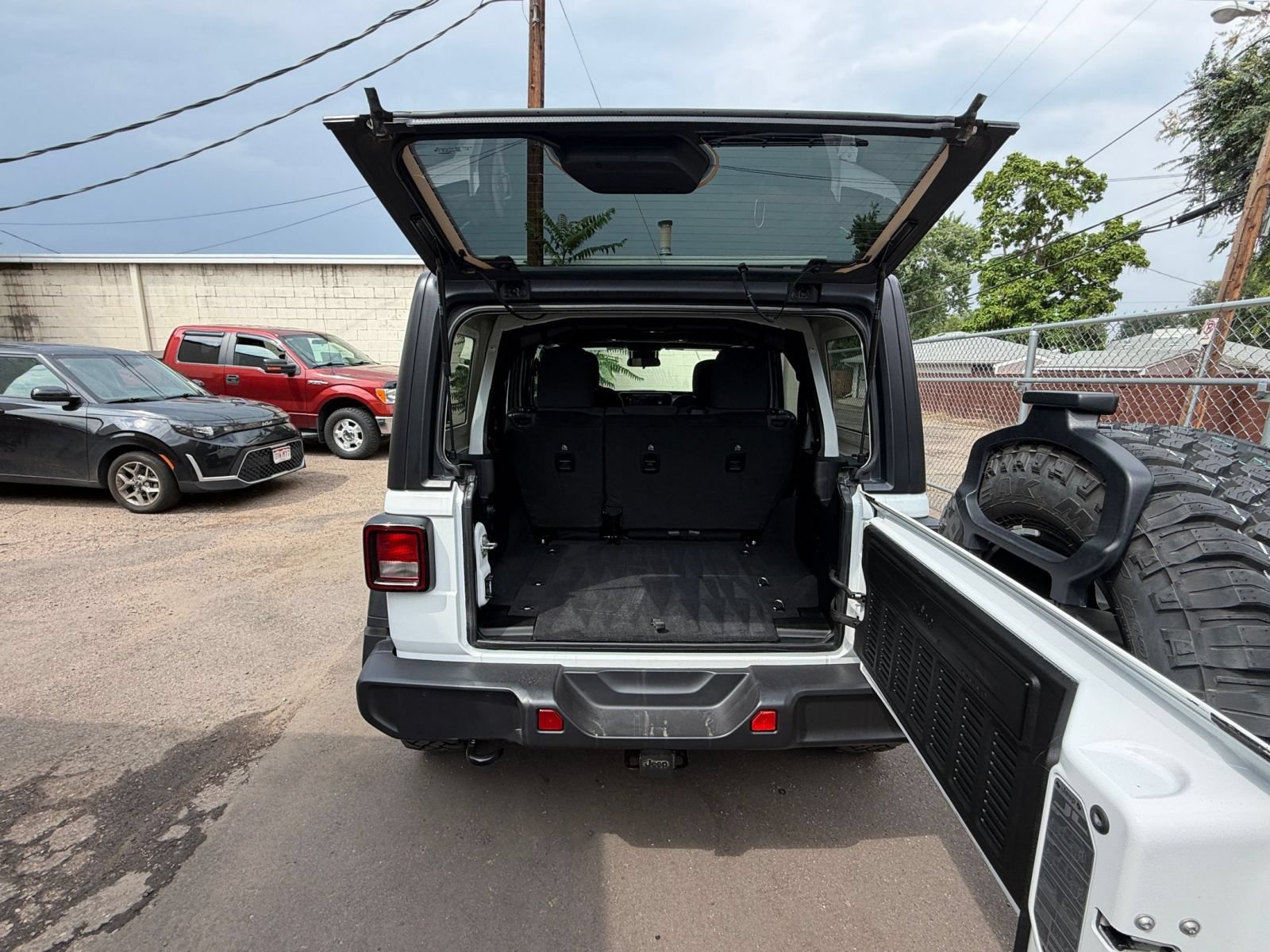 Used 2025 Jeep Wrangler Unlimited Sport AWD/4WD image 29