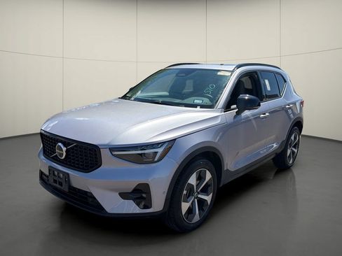 Used 2026 Volvo XC40 B5 Plus AWD/4WD image 3