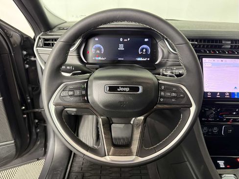 Used 2025 Jeep Grand Cherokee Limited w/ Black Appearance Package AWD/4WD image 23