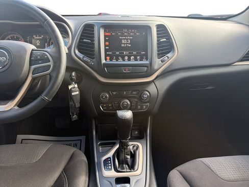 Used 2017 Jeep Cherokee Latitude FWD image 11