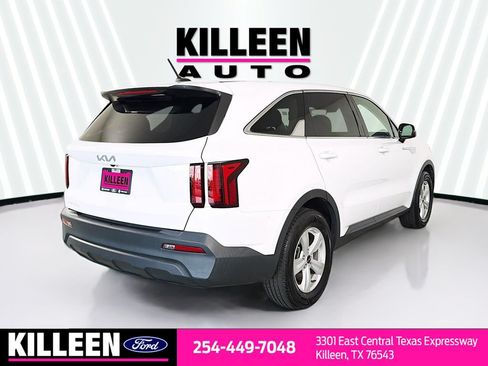 Used 2023 Kia Sorento LX FWD image 9