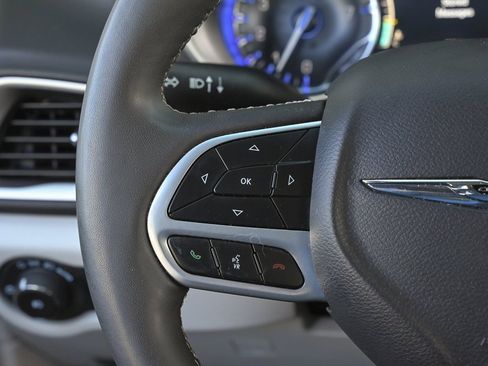 Used 2024 Chrysler Pacifica Touring-L image 22