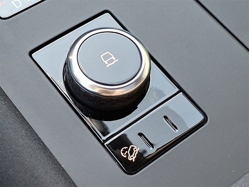 Used 2025 Land Rover Discovery S image 19