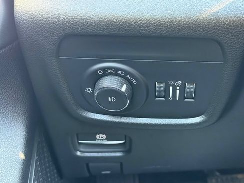 Used 2024 Jeep Grand Cherokee Limited w/ Black Appearance Package AWD/4WD image 12