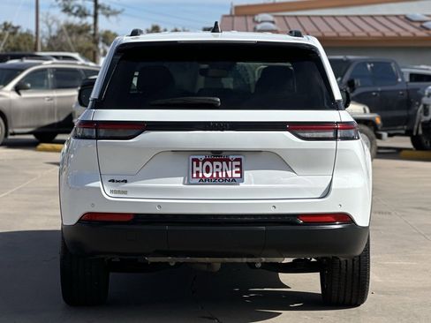 Used 2024 Jeep Grand Cherokee Altitude image 4