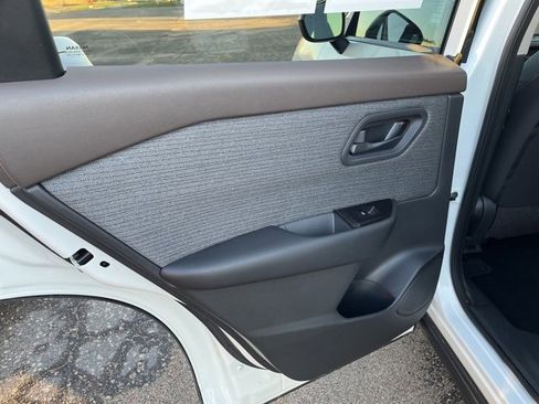 Used 2023 Nissan Rogue S image 9