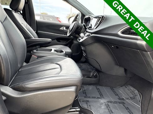 Used 2025 Chrysler Pacifica Select image 39