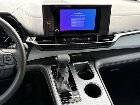 Used 2025 Toyota Sienna LE image 17