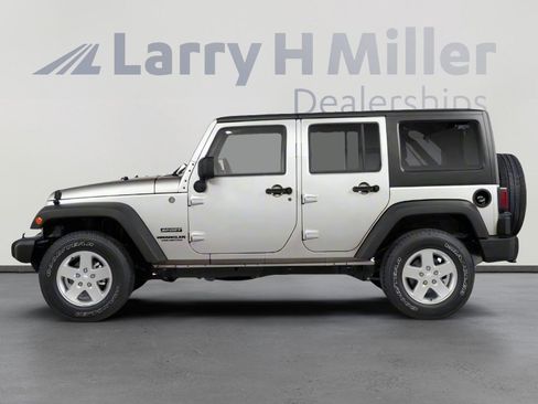 Used 2010 Jeep Wrangler Unlimited Sahara w/ Trailer Tow Group AWD/4WD image 3