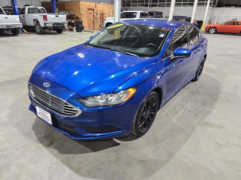 Used 2017 Ford Fusion SE image 2
