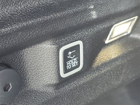 Used 2023 Jeep Grand Cherokee L Limited image 17