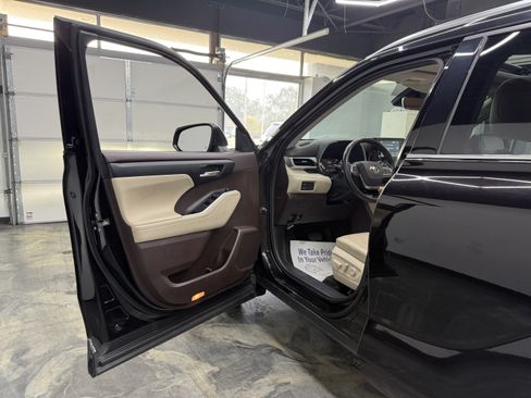 Used 2021 Toyota Highlander XLE AWD/4WD image 8