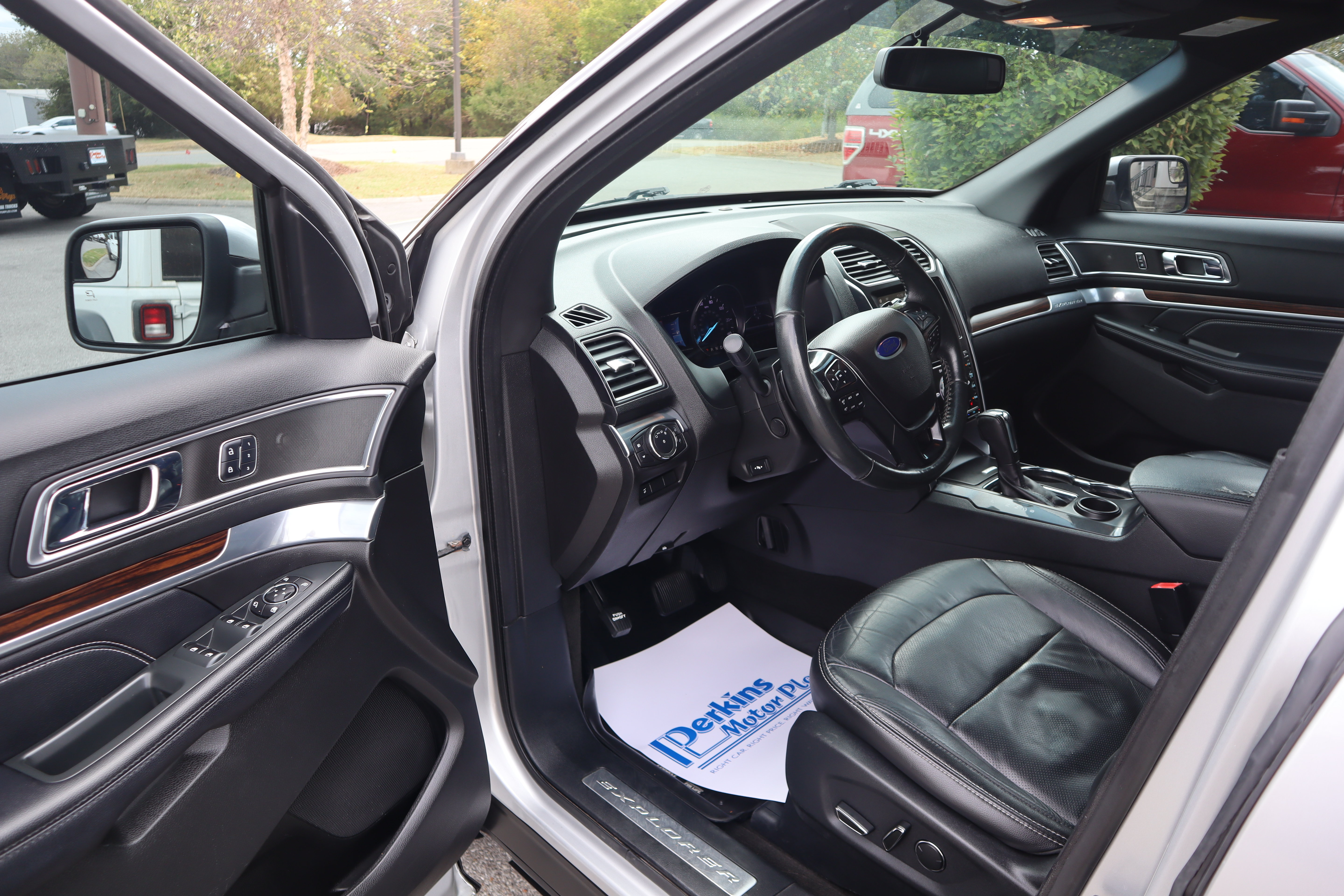 Used 2017 Ford Explorer Limited FWD image 3