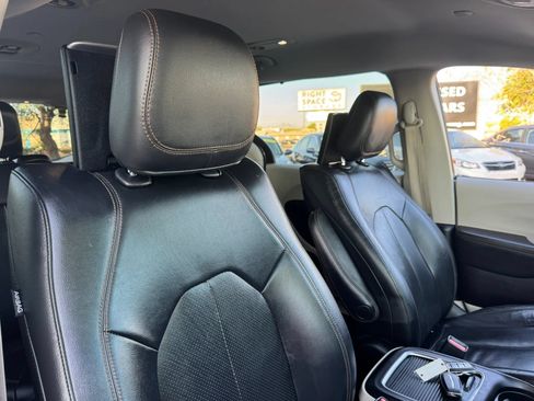 Used 2017 Chrysler Pacifica Touring-L Plus FWD image 36
