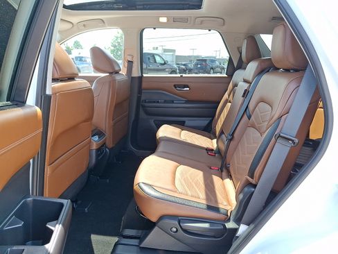 Used 2023 Nissan Pathfinder Platinum w/ Cargo Package AWD/4WD image 10