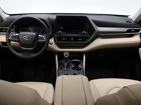 Used 2024 Toyota Highlander XLE FWD image 24