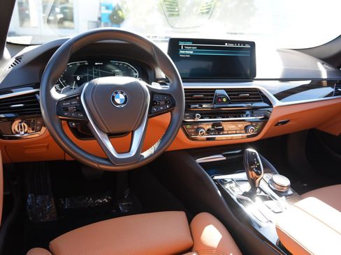 Used 2023 BMW 530e w/ Premium Package image 23