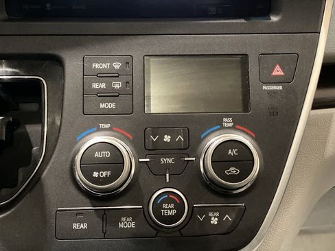 Used 2017 Toyota Sienna XLE image 21