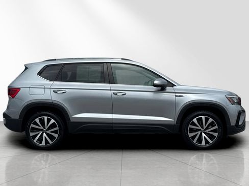 Used 2022 Volkswagen Taos SE FWD image 3
