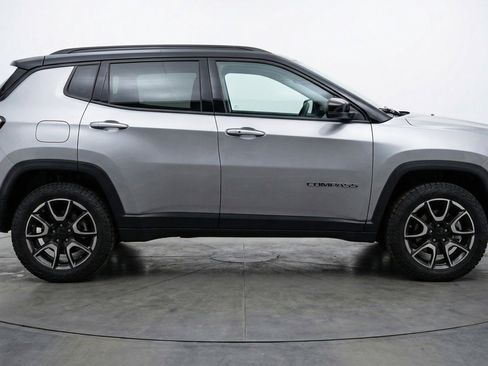 Used 2025 Jeep Compass Trailhawk AWD/4WD image 11