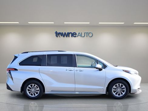 Used 2021 Toyota Sienna XLE AWD/4WD image 6