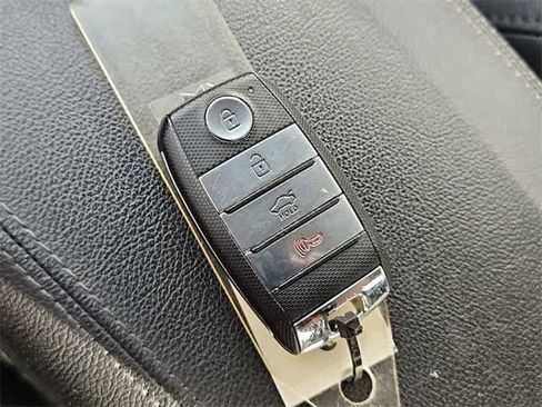 Used 2019 Kia Optima S image 34