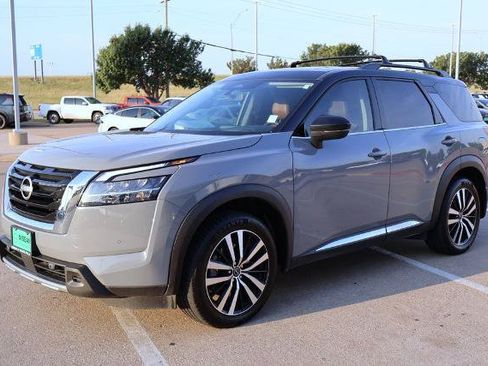 Certified 2023 Nissan Pathfinder Platinum FWD image 3