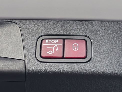 Used 2025 Mercedes-Benz GLB 250 4MATIC image 33