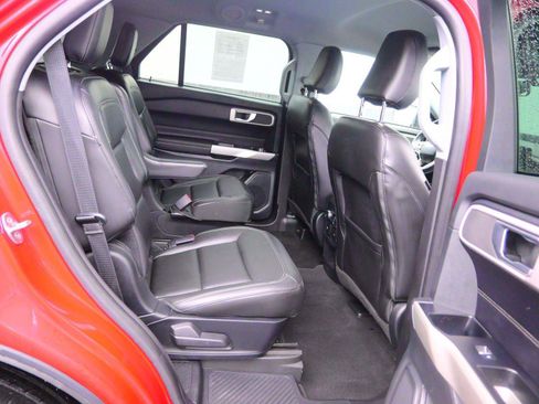 Used 2021 Ford Explorer XLT w/ Equipment Group 202A image 8