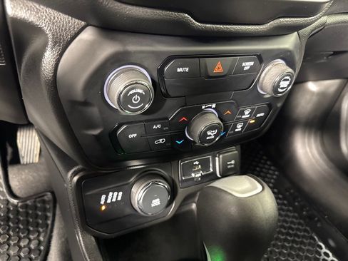 Used 2019 Jeep Renegade Latitude w/ Cold Weather Group image 19