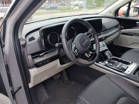 Used 2024 Kia Carnival EX FWD image 3