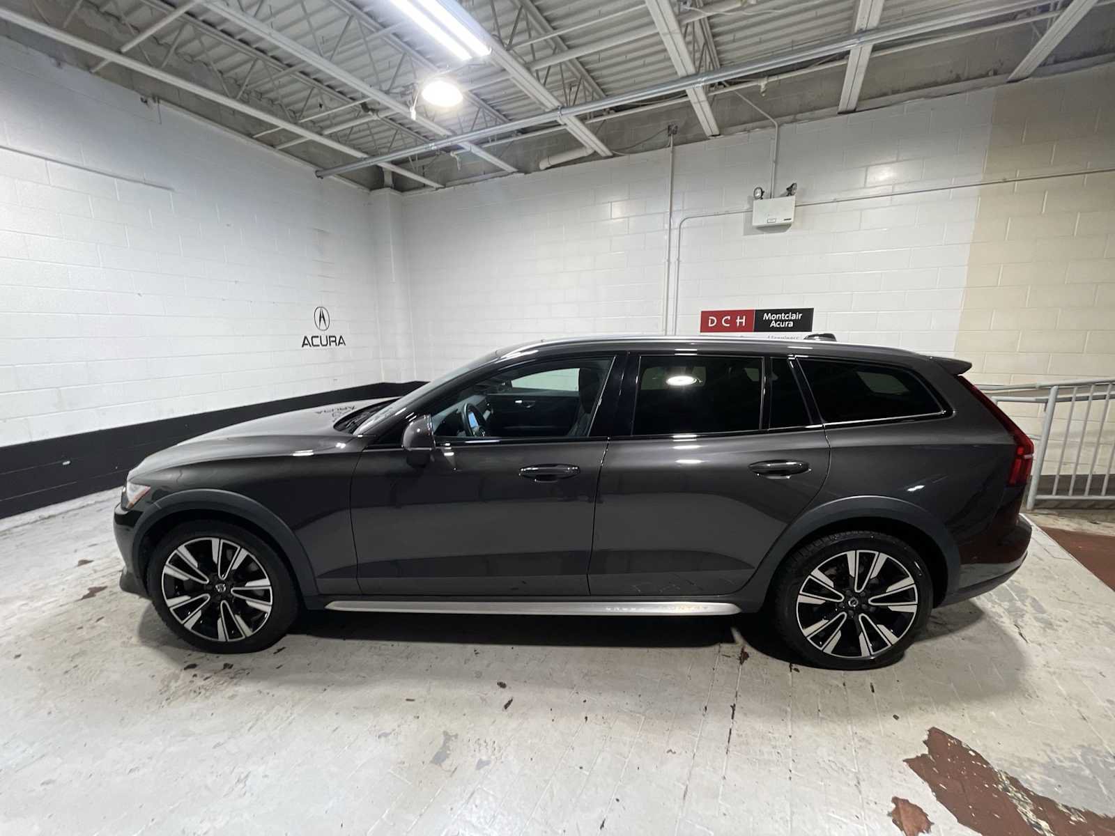 Used 2023 Volvo V60 B5 Cross Country Ultimate w/ Climate Package AWD/4WD image 3