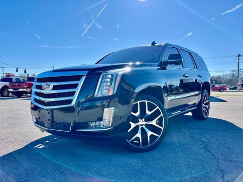 Used 2017 Cadillac Escalade Premium Luxury image 2