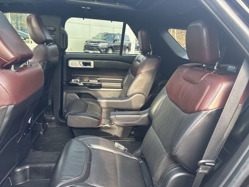 Used 2022 Ford Explorer Platinum w/ Equipment Group 601A image 31