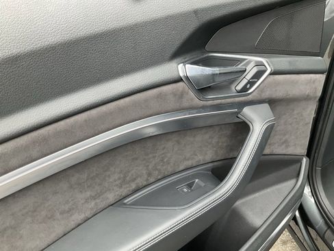 Used 2019 Audi e-tron Prestige w/ Prestige Package image 33