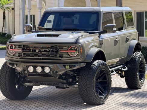 Used 2025 Ford Bronco Outer Banks image 2