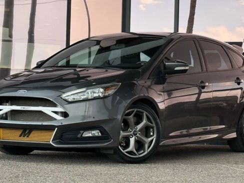 Used 2017 Ford Focus ST image 2