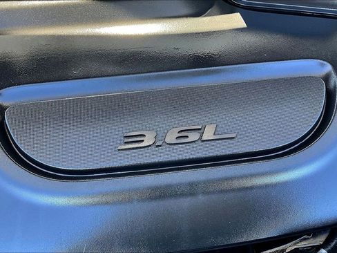 Used 2022 Chrysler Pacifica Touring-L image 35