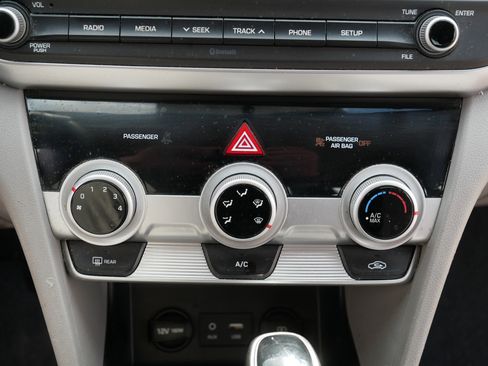 Used 2019 Hyundai Elantra SE FWD image 24