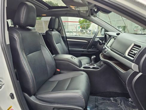 Used 2019 Toyota Highlander XLE AWD/4WD image 10