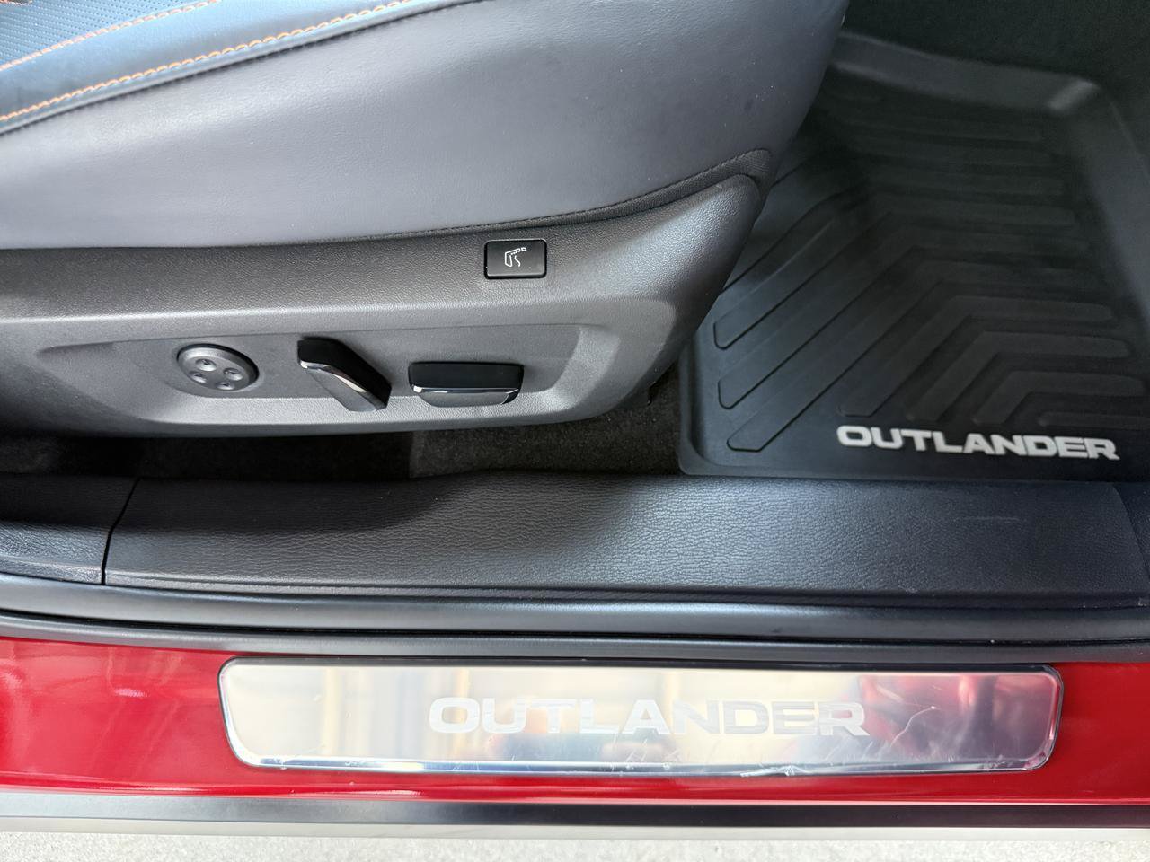 Used 2025 Mitsubishi Outlander SEL AWD/4WD image 31