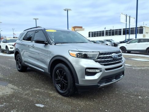 Certified 2024 Ford Explorer XLT w/ Equipment Group 202A image 3