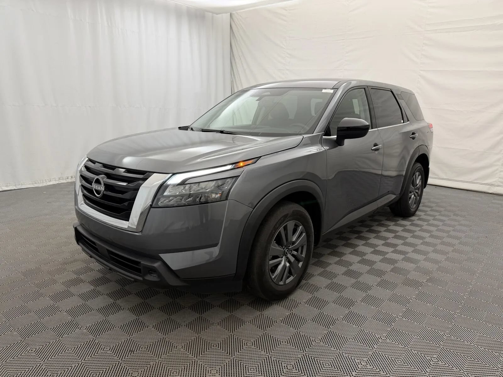Used 2025 Nissan Pathfinder S AWD/4WD image 2
