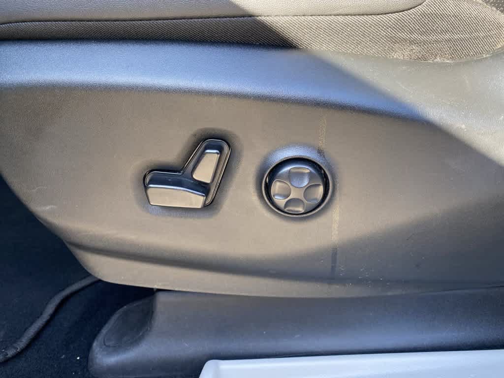 Used 2024 Chrysler Pacifica Touring-L FWD image 13