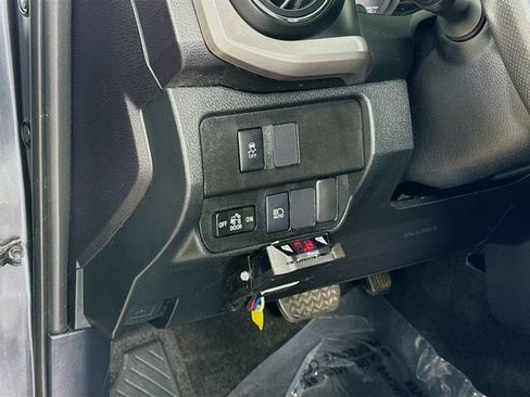 Used 2021 Toyota Tacoma SR5 AWD/4WD image 10