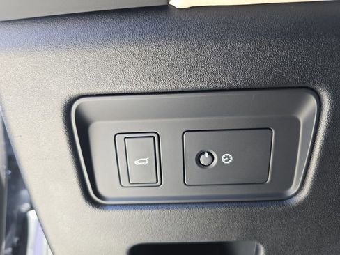 Used 2025 Land Rover Discovery S image 28