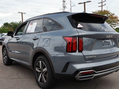 Used 2023 Kia Sorento S w/ Panoramic Sunroof Package FWD image 3