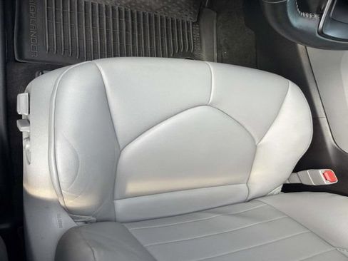 Used 2023 Toyota Highlander FWD image 9